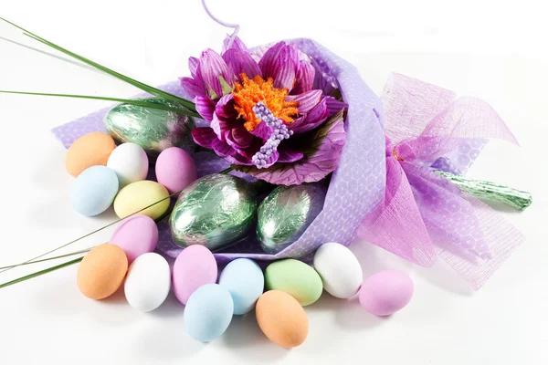 Colorful Easter Eggs with flowers and chocolate eggs — Stock Photo, Image