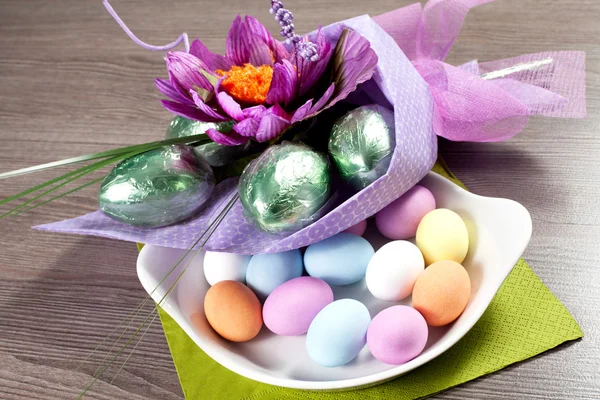 Colorful Easter Eggs with flowers and chocolate eggs — Stock Photo, Image