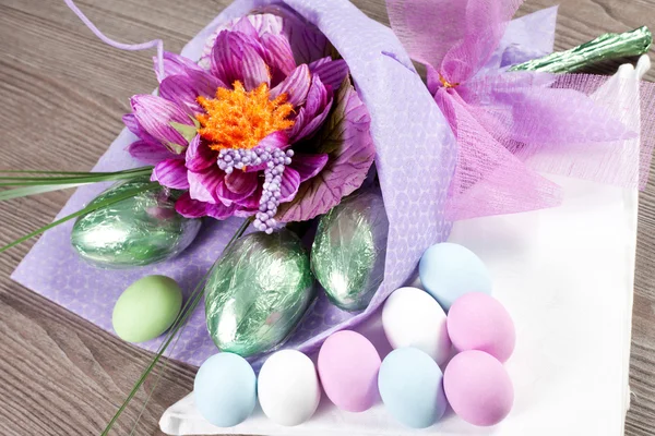 Colorful Easter Eggs with flowers and chocolate eggs — Stock Photo, Image