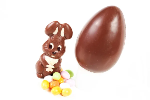 Paskalya tavşanı çikolata Paskalya yumurtası ile yapılmış. — Stok fotoğraf