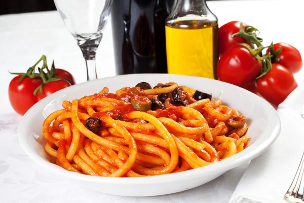 Pasta con aceitunas, tocino y salsa — Foto de Stock