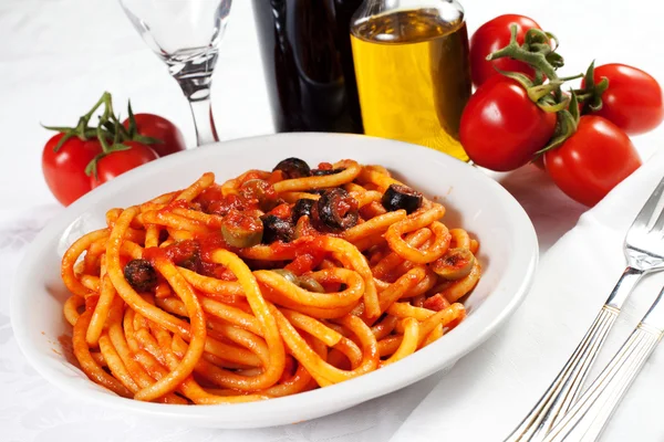 Pasta con olive, pancetta e salsa — Foto Stock