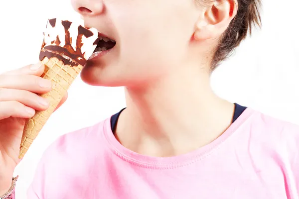 Krásná dívka jíst zmrzlinu — Stock fotografie
