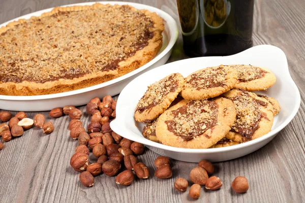 Hazelnoot en chocolade koekjes en cake — Stockfoto