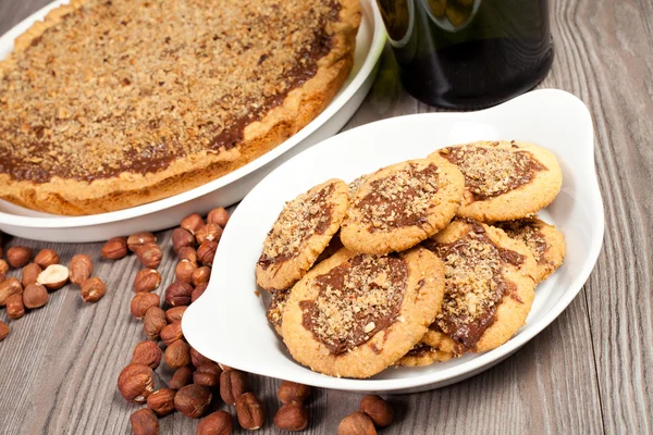 Biscuits aux noisettes et au chocolat et gâteau — Photo