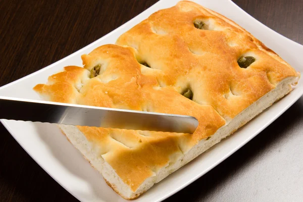 Focaccia, zöld olajbogyó, focaccia lapos kemencében sült olasz — Stock Fotó