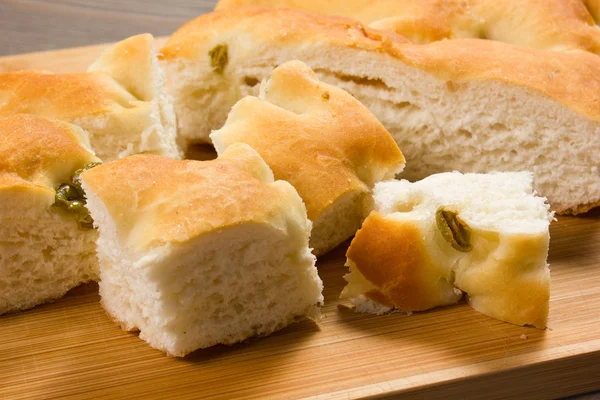 Focaccia con las aceitunas verdes —  Fotos de Stock