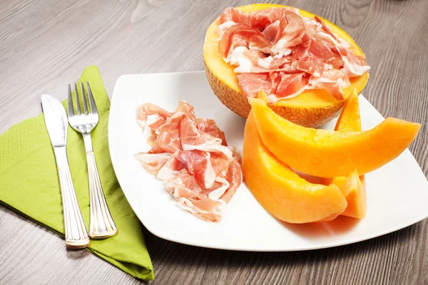 Šunka a meloun na bílé nádobí — Stock fotografie