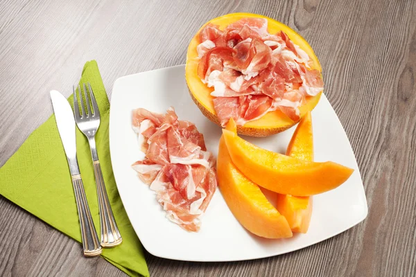 Prosciutto e melone sul piatto bianco — Foto Stock