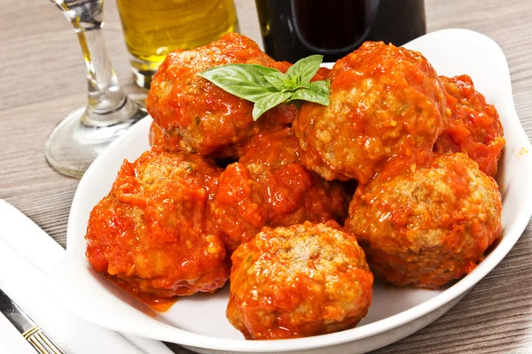 Schüssel mit Frikadellen und Tomatensauce — Stockfoto