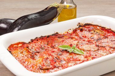 Patlıcan parmigiana geleneksel İtalyan tarifi