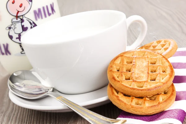 Breakfast with milk and biscuits — Stock Photo, Image