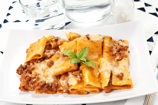 Pasta with bechamel and meat sauce and tomatoes — Stock Photo, Image