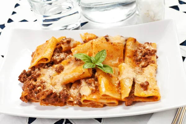 Pasta with bechamel and meat sauce and tomatoes — Stock Photo, Image