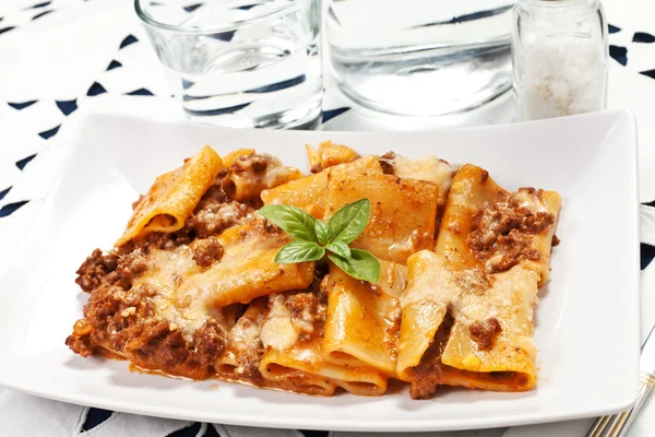 Pasta with bechamel and meat sauce and tomatoes — Stock Photo, Image