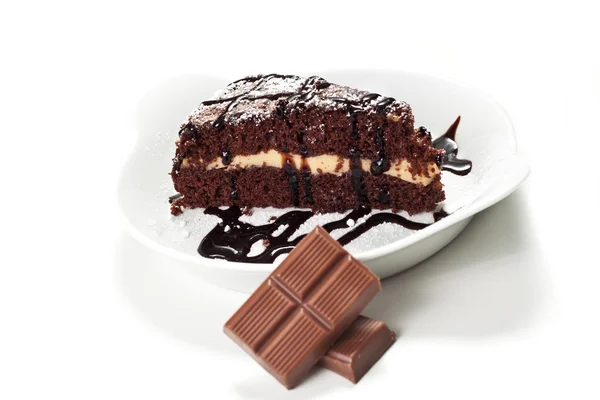 Torta al cioccolato con sfondo bianco — Foto Stock