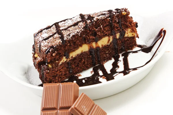 초콜릿 케이크 한 조각 이 접시 위에 놓여 있다 — 스톡 사진