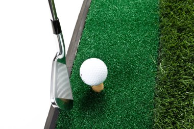 Golf sopası ve top çimenlerde.