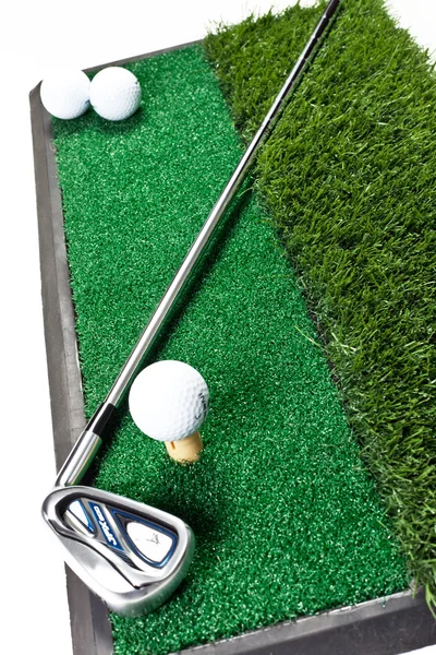 Clubul de golf și mingea în iarbă — Fotografie, imagine de stoc