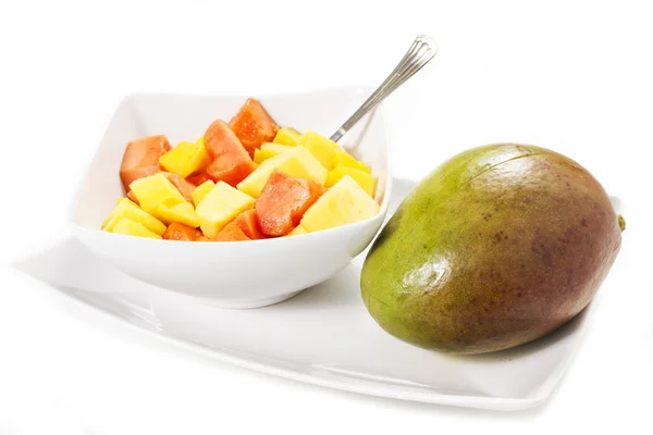 Kawałki mango na białym tle — Zdjęcie stockowe