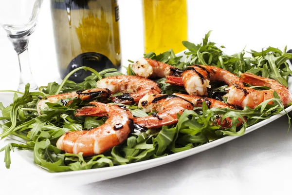 Prawns with rocket — Stock Photo, Image