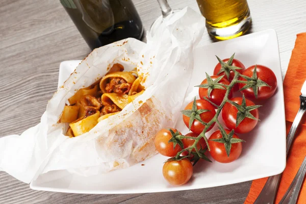 Pasta salpicada con calamares —  Fotos de Stock