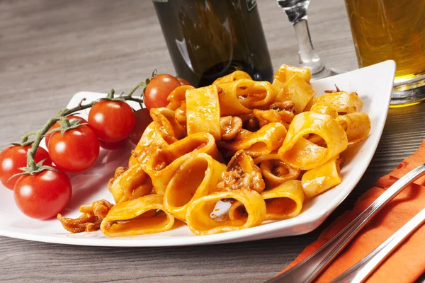 Sauced pasta with squid — Stock Photo, Image