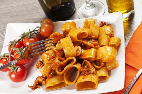 Sauced pasta with squid — Stock Photo, Image