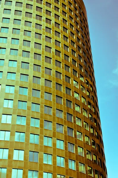 Винтажный золотой небоскреб — стоковое фото