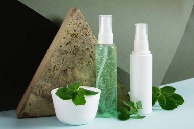 Kozmetik beyaz krema kavanozu, iki şişe ve koyu yeşil arka planda taze nane. Organik kozmetik konsepti. Etiketsiz kozmetik konteynır modeli Doğal cilt ürünü.