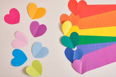 gökkuşağı renkli kağıt kalpler ve kağıt şeritler gri arka planda lgbt topluluk bayrağı renkleri, gurur konsepti
