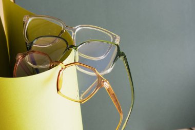 yuvarlanmış kağıt, geometrik arkaplan, yeşil arkaplan, gri arkaplan, görüş testi konsepti, optik mağazasında güzel moda aksesuarları