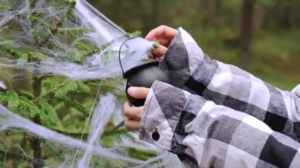 Ein Mädchen Einem Karierten Hemd Verkleidet Einen Weihnachtsbaum Halloween Feiern — Stockvideo