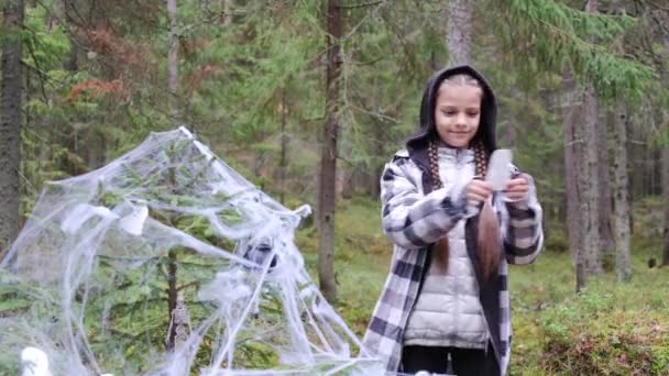 격자무늬 셔츠를 여학생은 크리스마스 트리를 거미줄 과무서운 장식으로 장식된 속에서 — 비디오