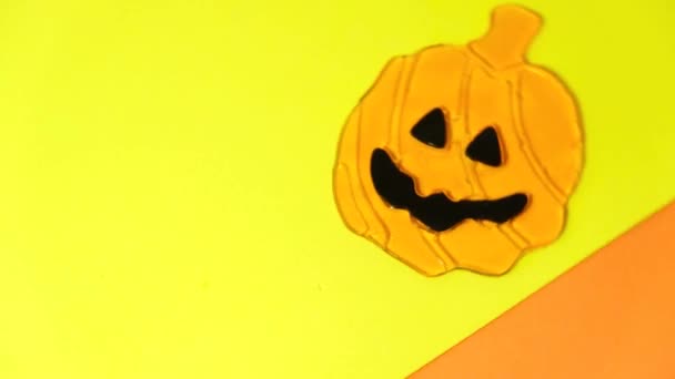 ハロウィンの窓の装飾のための装飾的なシリコーンカボチャ カボチャを回転させ 信じて笑顔 カボチャのカルーセル オレンジと黄色の背景 — ストック動画