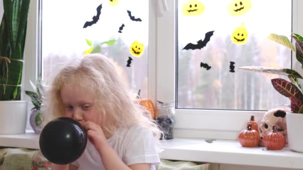 Roztomilá Veselá Dívka Blond Kudrnaté Vlasy Nafoukne Balón Halloween Pozadí — Stock video