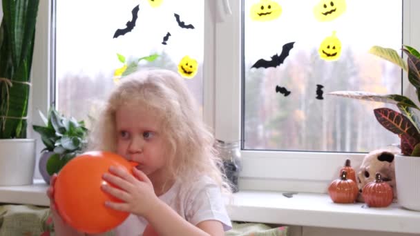 Roztomilá Veselá Dívka Blond Kudrnaté Vlasy Nafoukne Balón Halloween Pozadí — Stock video