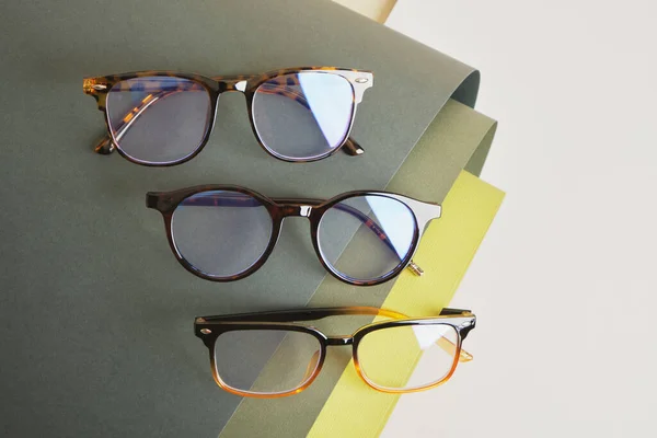 Alguns Óculos Olho Diferentes Papel Laminado Fundo Geométrico Cores Verdes — Fotografia de Stock