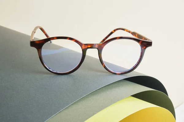 Gafas Para Los Ojos Sobre Papel Laminado Fondo Geométrico Colores —  Fotos de Stock