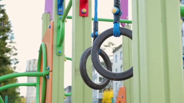 Turnringe Auf Dem Spielplatz Spielplatz Mit Bewegungsgeräten Der Frischen Luft — Stockvideo