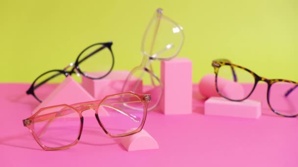 Flera Glasögon Rosa Ang Gul Bakgrund Geometriska Stativ Trendiga Glasögon — Stockvideo