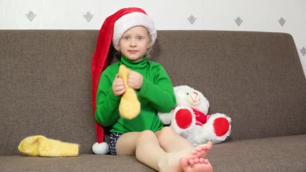 Słodkie Roku Życia Dziewczyna Sobie Santa Claus Kapelusz Stawia Ciepłe — Wideo stockowe