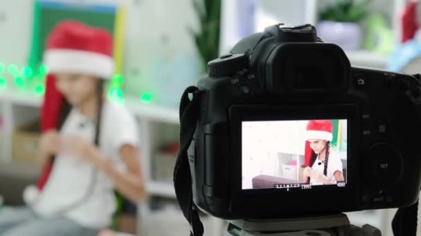 Blogger Adolescente Santa Hat Sentado Cama Blogger Chica Levanta Mirando — Vídeos de Stock