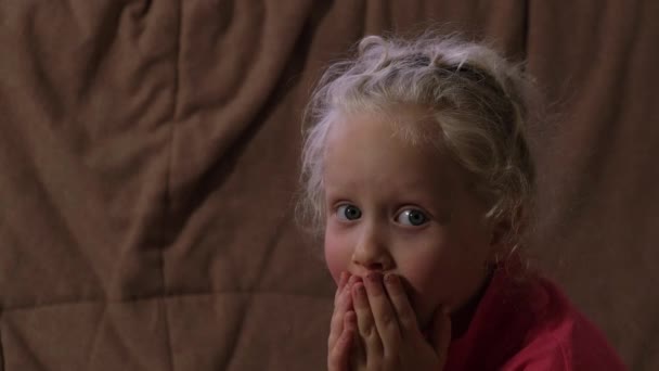 Χαριτωμένο κοριτσάκι που βλέπει ταινία τρόμου στο σπίτι το βράδυ. Φοβισμένο μικρό παιδί.. — Αρχείο Βίντεο