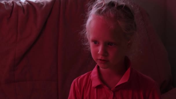 Дошкольница смотрит телевизор в гостиной — стоковое видео
