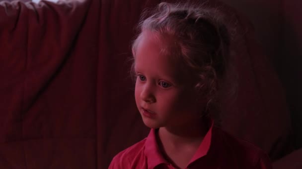 Дошкольница смотрит телевизор в гостиной — стоковое видео