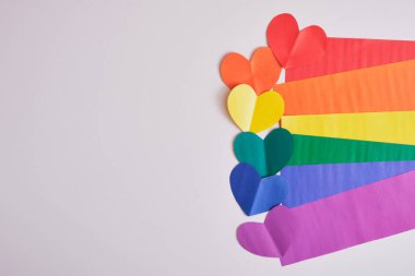 gökkuşağı renkli kağıt kalpler ve kağıt şeritler gri arka planda lgbt topluluk bayrağı renkleri, gurur konsepti