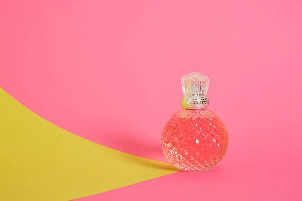 Kryształowe Szklane Perfumy Butelka Różowym Tle Kopiuj Przestrzeń — Zdjęcie stockowe