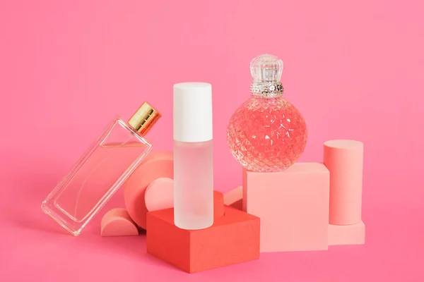 Kryształowe Szklane Butelki Perfum Podiów Różowym Tle Kopiuj Przestrzeń Produkt — Zdjęcie stockowe