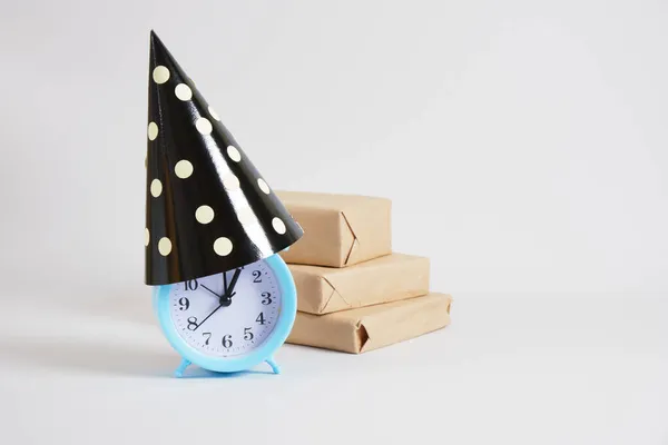 Reloj Despertador Azul Sombrero Fiesta Cajas Goft Espacio Copia Fondo —  Fotos de Stock